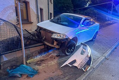 Unfall unter Drogeneinfluss in Chemnitz: Fahrer kommt von der Fahrbahn ab - Gegen 5 Uhr kam ein Renault megane Cabrio von der Straße ab und krachte gegen eine Hauswand. Foto: Harry Härtel