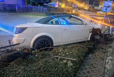 Unfall unter Drogeneinfluss in Chemnitz: Fahrer kommt von der Fahrbahn ab - Gegen 5 Uhr kam ein Renault megane Cabrio von der Straße ab und krachte gegen eine Hauswand. Foto: Harry Härtel