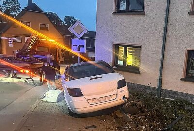 Unfall unter Drogeneinfluss in Chemnitz: Fahrer kommt von der Fahrbahn ab - Gegen 5 Uhr kam ein Renault megane Cabrio von der Straße ab und krachte gegen eine Hauswand. Foto: Harry Härtel