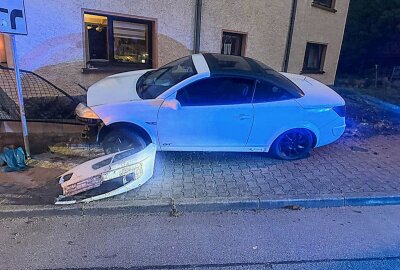 Unfall unter Drogeneinfluss in Chemnitz: Fahrer kommt von der Fahrbahn ab - Der Fahrer bleibt unverletzt.  Foto: Harry Härtel