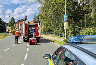 Unfall zwischen zwei PKW in Schneeberg: Drei Personen verletzt - Die Feuerwehr Schneeberg sicherte die Unfallstelle. Foto: Daniel Unger