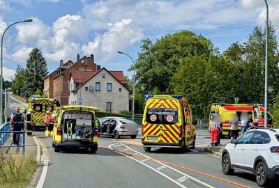 Unfall zwischen zwei PKW in Schneeberg: Drei Personen verletzt - Die Feuerwehr Schneeberg sicherte die Unfallstelle. Foto: Daniel Unger