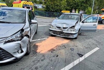 Unfall zwischen zwei PKW in Schneeberg: Drei Personen verletzt - Die Feuerwehr Schneeberg sicherte die Unfallstelle. Foto: Daniel Unger