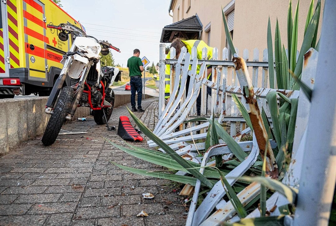 Unfallflucht nach Crash zwischen PKW und Motorrad auf sächsischer Staatsstraße - Am Dienstagmorgen ereignete sich kurz nach 7 Uhr ein Verkehrsunfall in Spitzkunnersdorf. Foto: xcitepress