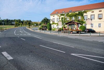 Unfallflucht nach Crash zwischen PKW und Motorrad auf sächsischer Staatsstraße - Am Dienstagmorgen ereignete sich kurz nach 7 Uhr ein Verkehrsunfall in Spitzkunnersdorf. Foto: xcitepress