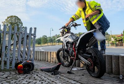 Unfallflucht nach Crash zwischen PKW und Motorrad auf sächsischer Staatsstraße - Am Dienstagmorgen ereignete sich kurz nach 7 Uhr ein Verkehrsunfall in Spitzkunnersdorf. Foto: xcitepress