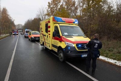 Unfallursache noch unklar: LKW kracht auf A14-Abfahrt in Böschung und dann auf B175 - Am Freitagnachittag kam es zu einem LKW Unfall in Döbeln.