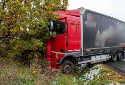 Unfallursache noch unklar: LKW kracht auf A14-Abfahrt in Böschung und dann auf B175 - Der LKW Fahrer kam verletzt ins Krankenhaus.