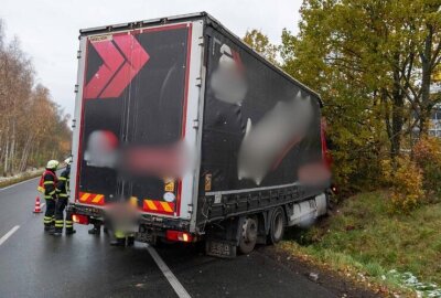 Unfallursache noch unklar: LKW kracht auf A14-Abfahrt in Böschung und dann auf B175 - Die B175 war kurzzeitig voll gesperrt.