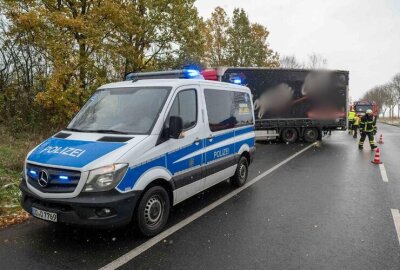 Unfallursache noch unklar: LKW kracht auf A14-Abfahrt in Böschung und dann auf B175 - Die Polizei hat die Ermittlungen aufgenommen.