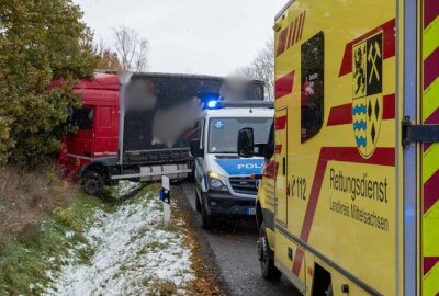 Unfallursache noch unklar: LKW kracht auf A14-Abfahrt in Böschung und dann auf B175 - Der Rettungsdienst und Notarzt versorgten den Fahrer zunächst vor Ort.