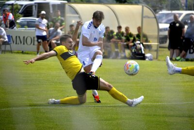 Unfassbar bitter: VFC Plauen verspielt den Aufstieg in letzter Sekunde - Das hitzige Duell auf dem Rasen. Foto: Florian Grass