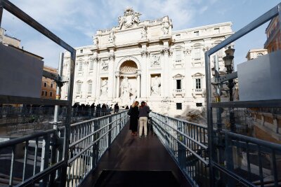 Ungewöhnliche Aussicht: Trevi-Brunnen über Steg begehbar - Wer Münzen in das leere Wasserbecken wirft, muss Strafe bezahlen.