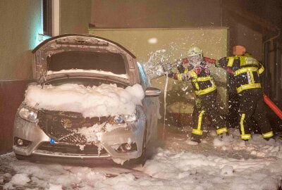 Ungewöhnlicher PKW-Brand erfordert stundenlangen Einsatz - PKW-Brand stellt die Feuerwehr auf die Probe. Foto: xcitepress