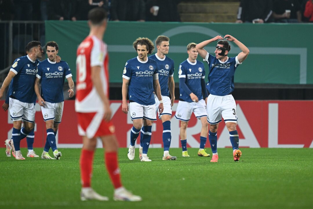 Union Berlin fliegt nach 0:2 in Bielefeld aus dem Pokal - Bielefeld jubelt, Union ärgert sich.