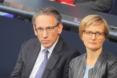 Union: Finanzminister soll Nachtragshaushalt zurückziehen - Nach der Regierungserklärung sprach Jörg Kukies erstmals als Finanzminister im Bundestag.