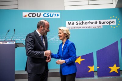 Union siegt bei Europawahl - AfD im Osten auf Platz eins - EU-Kommissionspräsidentin Ursula von der Leyen zusammen mit dem Vorsitzenden der EVP-Fraktion Manfred Weber im Europaparlament.
