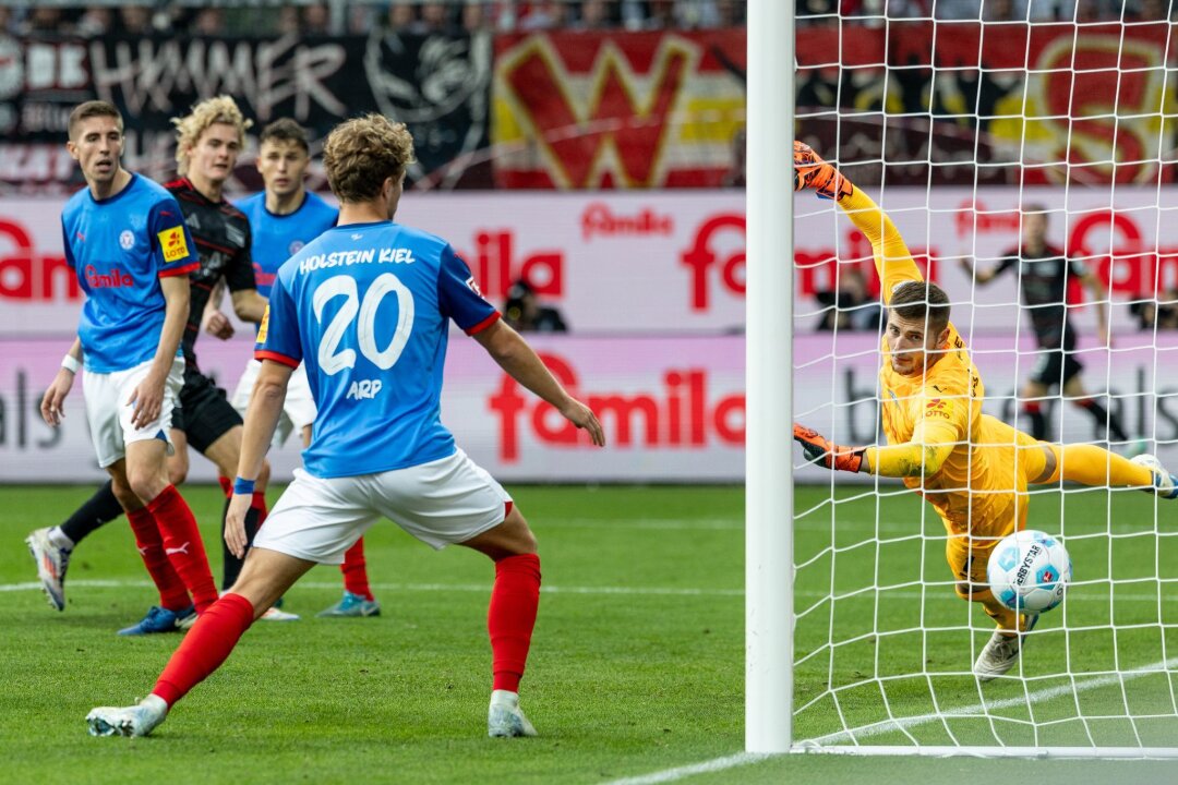 Union-Trainer Svensson über Rothe: "Lange noch nicht fertig" - Union Berlins Tom Rothe (2. v l) trifft zum 0:2 gegen Kiels Torwart Timon Weiner (r).