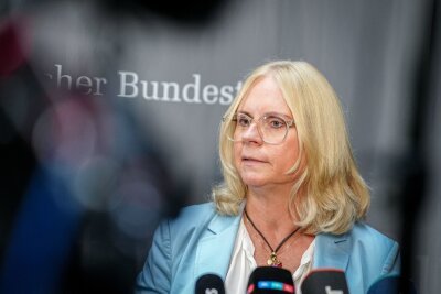 Union und Ampel einigen sich auf Antrag gegen Antisemitismus - Die stellvertretende Vorsitzende der Unionsfraktion, Andrea Lindholz (CSU), hatte im Juni gesagt "Angesichts von massenhaftem Antisemitismus und Kalifats-Demos auf deutschen Straßen muss jede antisemitische und antidemokratische Straftat regelmäßig zu einer Ausweisung führen." (Archivbild)