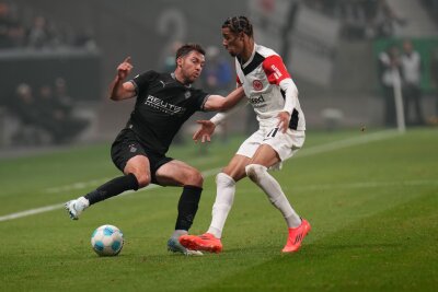 Union und Heidenheim scheitern - Bayern im Achtelfinale - Trotz Unterzahl schafft es die Eintracht ins Achtelfinale des DFB-Pokals.