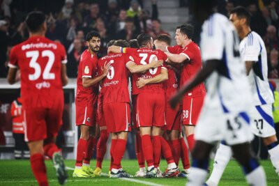 Union und Heidenheim scheitern - Bayern im Achtelfinale - Der SC Freiburg setzt sich gegen den zweitklassigen Hamburger SV durch.