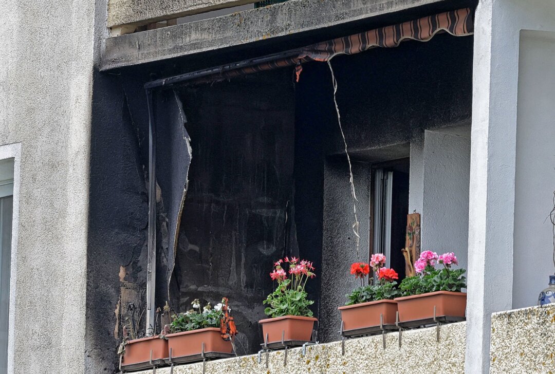 Unklare Brandursache: Feuerwehr kämpft gegen Feuer in Mehrfamilienhaus - Die Brandursache des Balkons ist bisher unklar. Foto:Andreas Kretschel