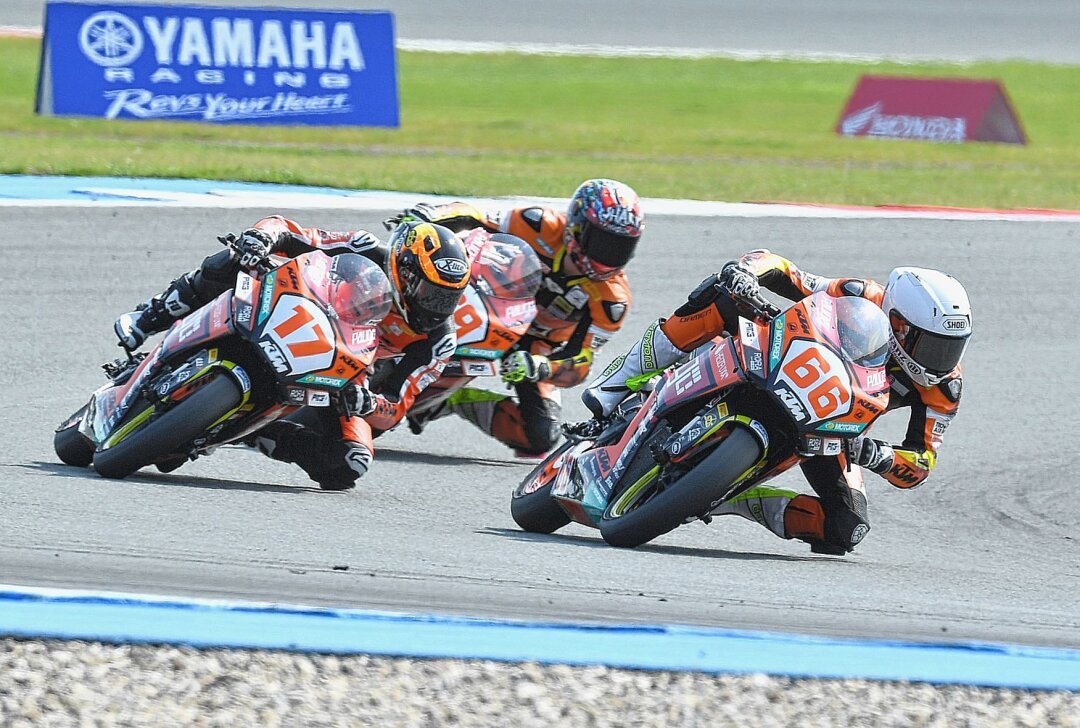 Unterhaltsamer erster IDM-Renntag auf dem TT-Circuit - Phillip Tonn (# 66) auf dem Weg zu seinem ersten Saisonsieg. Foto: Thorsten Horn