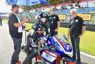 Unterhaltsamer erster IDM-Renntag auf dem TT-Circuit - Anina Urlaß kurz vor ihrem ersten wichtigen Motorradrennen. Foto: Thorsten Horn