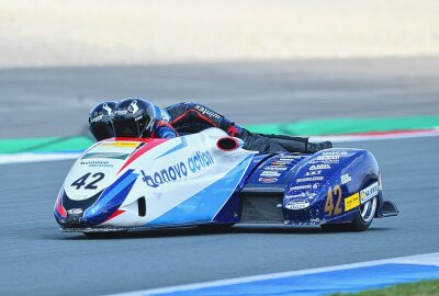 Unterhaltsamer erster IDM-Renntag auf dem TT-Circuit - Schnelles und schmerzhaftes Ende für Lennard Göttlich/Lucas Krieg. Foto: Thorsten Horn