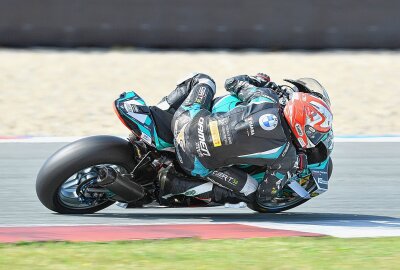 Unterhaltsamer erster IDM-Renntag auf dem TT-Circuit - Erneut schnellster Sachse in der IDM Superbike - Toni Finsterbusch. Foto: Thorsten Horn