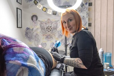 Unterwegs ins Tattoo-Studio: Wenn Yasmin und Cinderella die Prinzen in den Wind schießen - Tätowiererin Fimo hat alle von Majas Tattoos bisher gestochen.