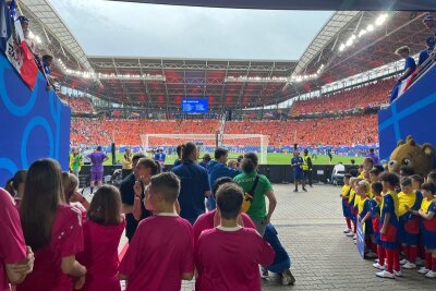 Unvergessliche Erlebnisse als Volunteer bei der Fußball-EM in Leipzig - "Es ist schon der Wahnsinn, wie viele Menschen hier im Einsatz sind für die 22, die da auf dem Platz stehen," sagt Franka. 