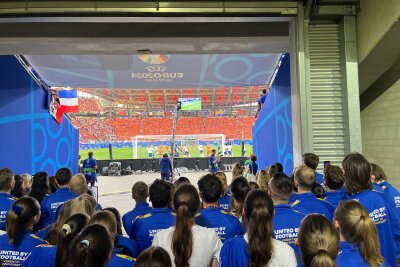 Unvergessliche Erlebnisse als Volunteer bei der Fußball-EM in Leipzig -  "Das Schönste ist es, wenn man auf das Spielfeld geht und die Fahne ausrollt und einem dann die vielen Fans zujubeln," berichtet Franka begeistert.