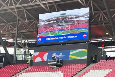 Unvergessliche Erlebnisse als Volunteer bei der Fußball-EM in Leipzig - Lange vor den Spieltagen treffen sich die Volunteers zu Proben und Besprechungen.