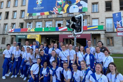 Unvergessliche Erlebnisse als Volunteer bei der Fußball-EM in Leipzig - Der Aufwand lohnt sich, denn die Volunteers tragen maßgeblich dazu bei, die Atmosphäre im Stadion zu schaffen.