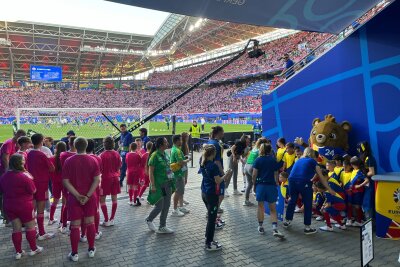 Unvergessliche Erlebnisse als Volunteer bei der Fußball-EM in Leipzig - Das Engagement der Volunteers ist mit entscheidend, um den Zuschauern und Spielern ein unvergessliches Erlebnis zu bieten.