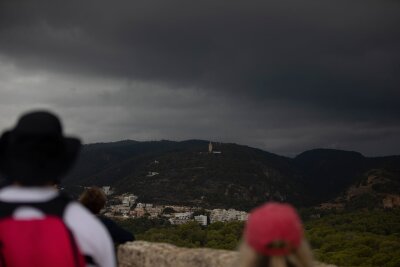 Unwetter erreicht Balearen: Starker Regen auf Mallorca - Dunkle Wolken auf den sonst so sonnigen Balearen.