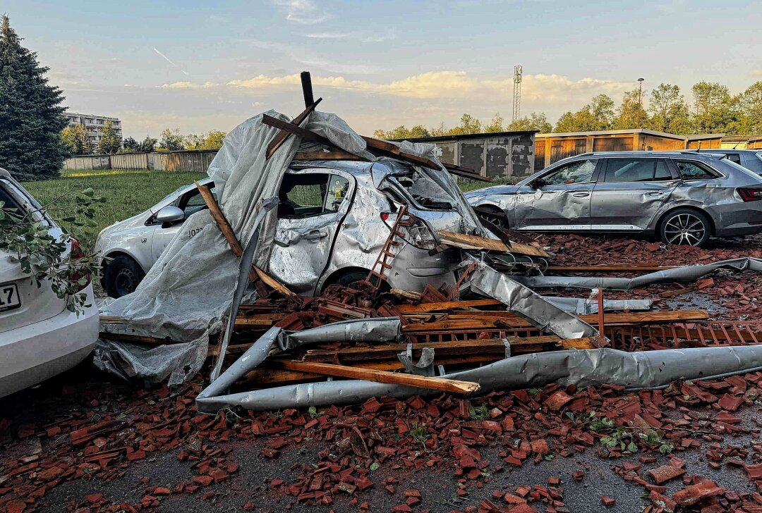 Unwetter in Sachsen: Schäden durch Hagel und Sturm - War ein Tornado dabei? - Am Dienstagabend zog ein schweres Unwetter über Gröditz im Landkreis Meißen hinweg und hinterließ eine Schneise der Verwüstung. Foto: xcitepress/rico loeb