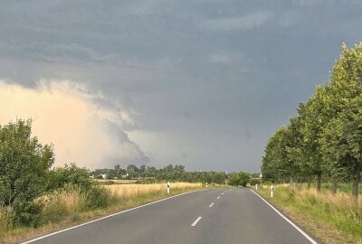 Unwetter in Sachsen: Schäden durch Hagel und Sturm - War ein Tornado dabei? - Am Dienstagabend zog ein schweres Unwetter über Gröditz im Landkreis Meißen hinweg und hinterließ eine Schneise der Verwüstung. Foto: xcitepress/rico loeb