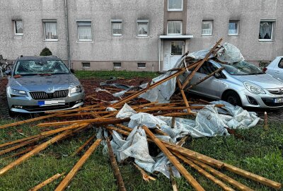 Unwetter in Sachsen: Schäden durch Hagel und Sturm - War ein Tornado dabei? - Am Dienstagabend zog ein schweres Unwetter über Gröditz im Landkreis Meißen hinweg und hinterließ eine Schneise der Verwüstung. Foto: xcitepress/rico loeb