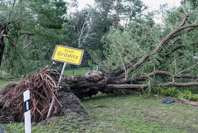 Unwetter in Sachsen: Schäden durch Hagel und Sturm - War ein Tornado dabei? - Eine sogenannte Superzelle sorgte für schwere Verwüstungen in Gröditz. Foto: Bernd März