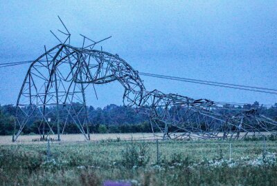 Unwetter in Sachsen: Schäden durch Hagel und Sturm - War ein Tornado dabei? - In Nauwalde wurden große Hochspannungsmasten einfach umgeknickt. Foto: Bernd März