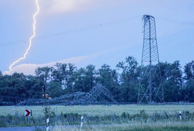 Unwetter in Sachsen: Schäden durch Hagel und Sturm - War ein Tornado dabei? - In Nauwalde wurden große Hochspannungsmasten einfach umgeknickt. Foto: Bernd März