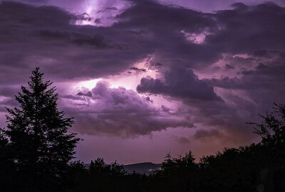 Unwetter in Sachsen: Schäden durch Hagel und Sturm - War ein Tornado dabei? - Eine Gewitterfront zieht über den Landkreis Zwickau.Foto: Andreas Kretschel