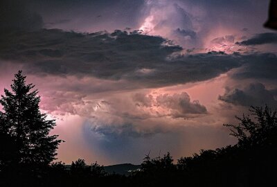 Unwetter in Sachsen: Schäden durch Hagel und Sturm - War ein Tornado dabei? - Eine Gewitterfront zieht über den Landkreis Zwickau.Foto: Andreas Kretschel