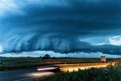 Unwetter in Sachsen: Schäden durch Hagel und Sturm - War ein Tornado dabei? - Auch in Mühlau zogen kräftige, blitzintensive Gewitter mit schweren Sturmböen durch. Foto: Andre März