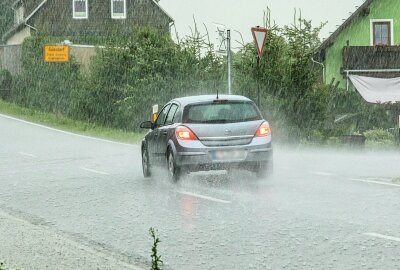 Unwetter in Sachsen: Sturmschäden durch umgestürzte Bäume im Vogtland - Auch in Günsdorf bei bei Dorfchemnitz im Erzgebirge kommt es zu Starkregen. Foto: André März