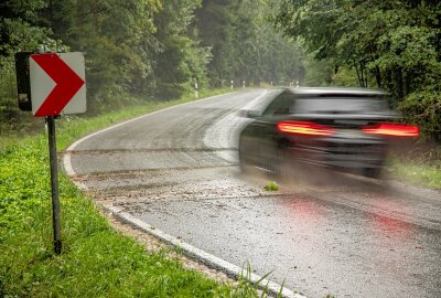 Unwetter in Sachsen: Sturmschäden durch umgestürzte Bäume im Vogtland - Schwere Gewitter sorgen auch in Waldkirchen für Überflutungen. Foto: André März