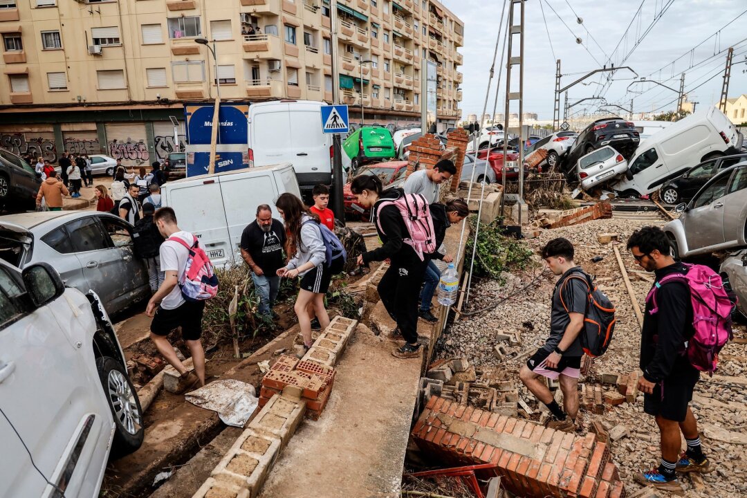 Unwetter in Spanien: Schon mehr als 200 Tote - Oft fehlt das Gerät zum Aufräumen.