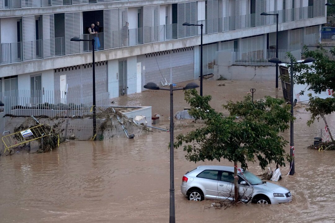 Unwetter in Spanien: Was Urlauber wissen müssen - Schwere Unwetter in Spanien: In den Regionen Valencia, Murcia und Andalusien gab es Überschwemmungen und Zerstörungen.